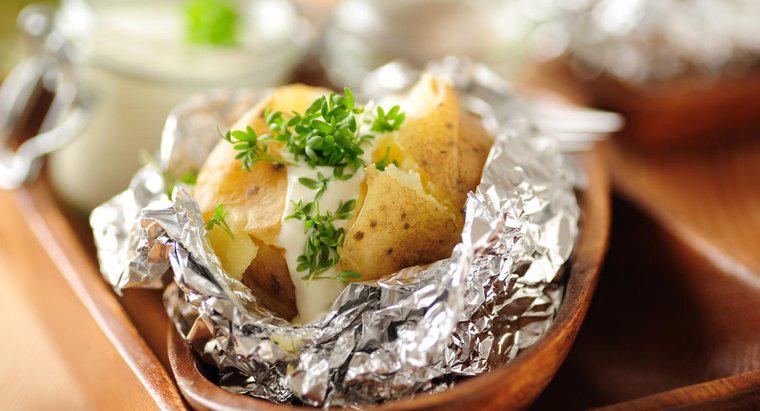 Cât timp durează să coaceți un cartof învelit în folie?