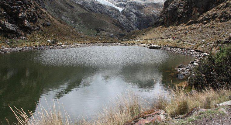 Care sunt unele din corpurile majore de apă din Peru?