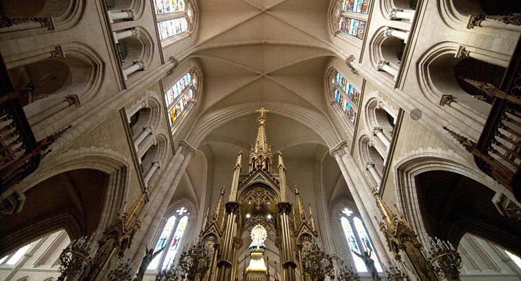 Care este diferența dintre o plafonă cu vale și catedrală?