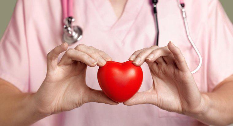Care sunt unele simptome comune asociate cu boli de inima?