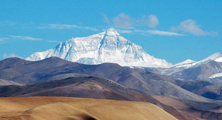 Cât de mult crește Mount Everest în fiecare an?