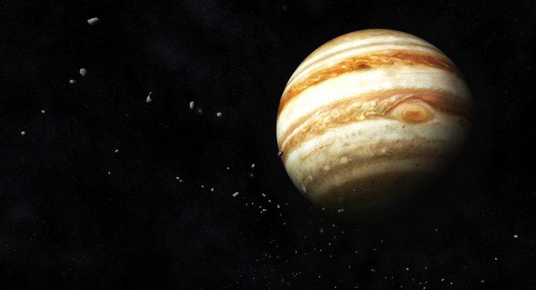 Cât de multe mile este Jupiter de pe Pământ?