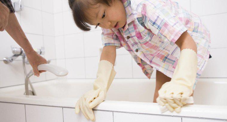 Cum eliminați murdăria și petele de pe o baie din plastic?