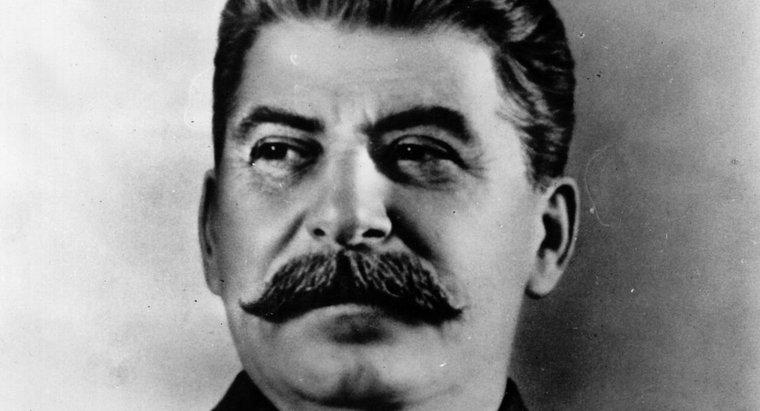 Cum a ajuns Stalin la putere?