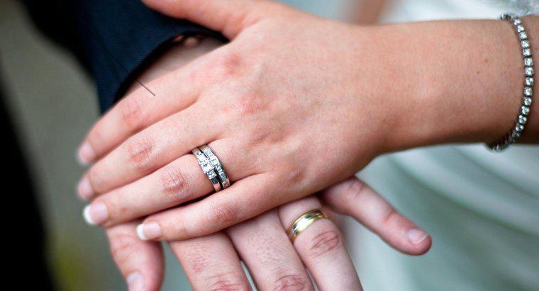 Care este modul corect de a purta un set de inel de nunta?
