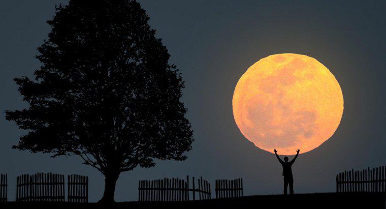 Cât de mult din Lună este întotdeauna luminată de Soare?