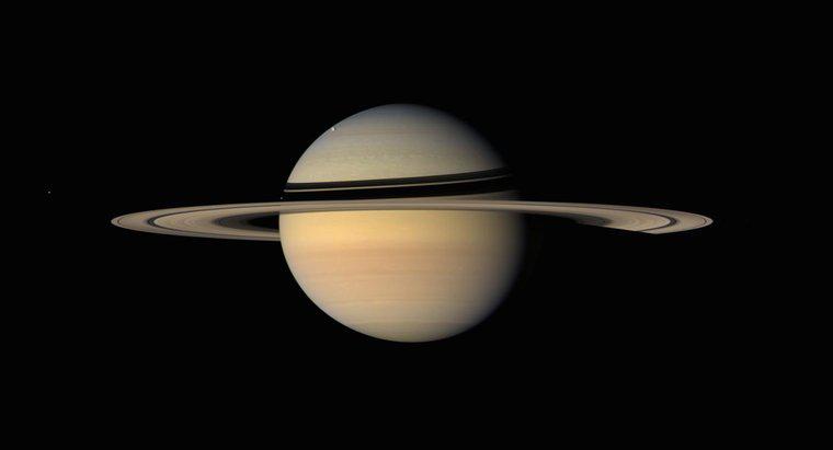 Cine a descoperit planeta Saturn?