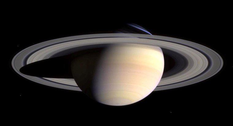 Care sunt unele fapte interesante despre Saturn?