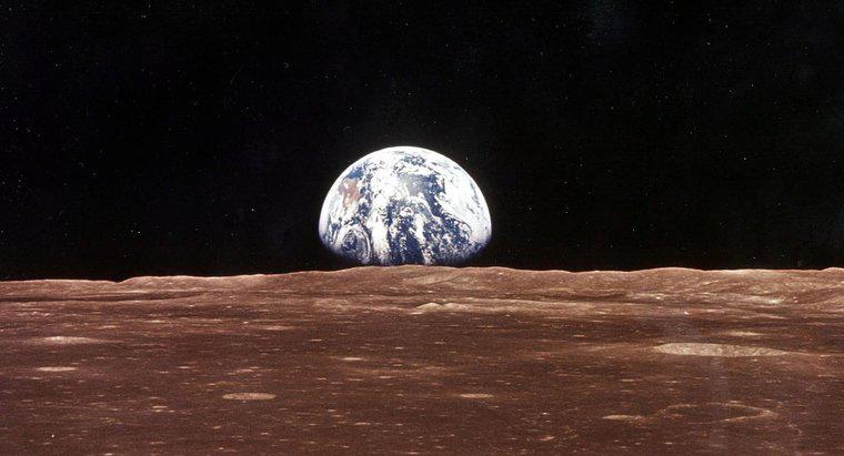 Luna se deplasează mai departe de pe Pământ?