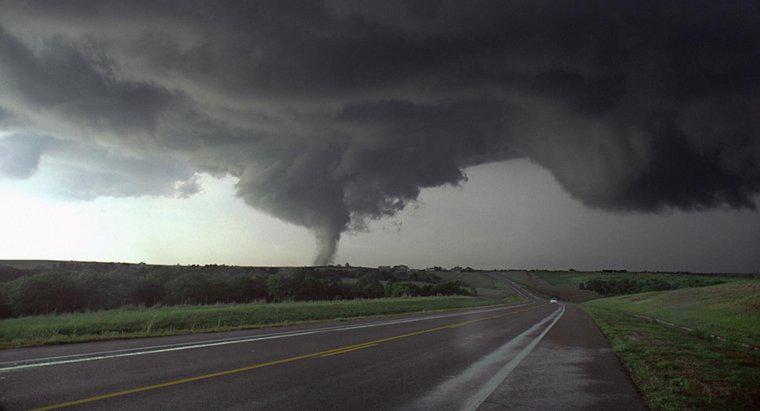 Care sunt caracteristicile unui tornado?