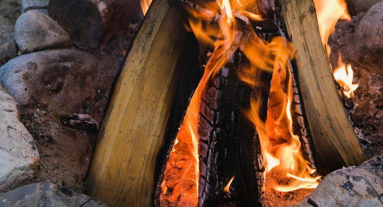 Cât de fierbinte este focul de lemn?