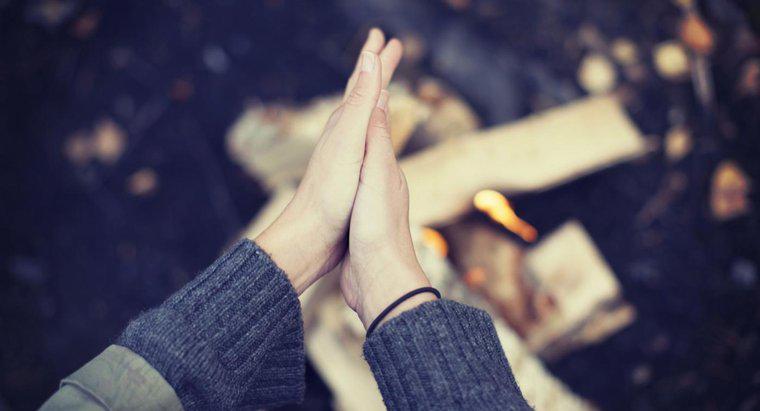 De ce îți freacă mâinile împreună să le faci mai cald?