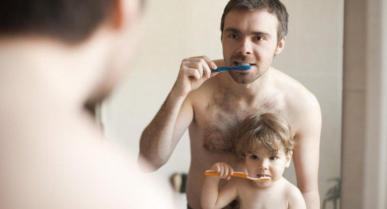Cât de multe ori pe zi ar trebui să-mi perie dinții?