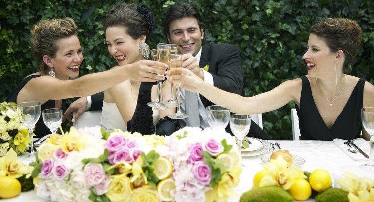 Cine sta la masă la o recepție de nuntă?