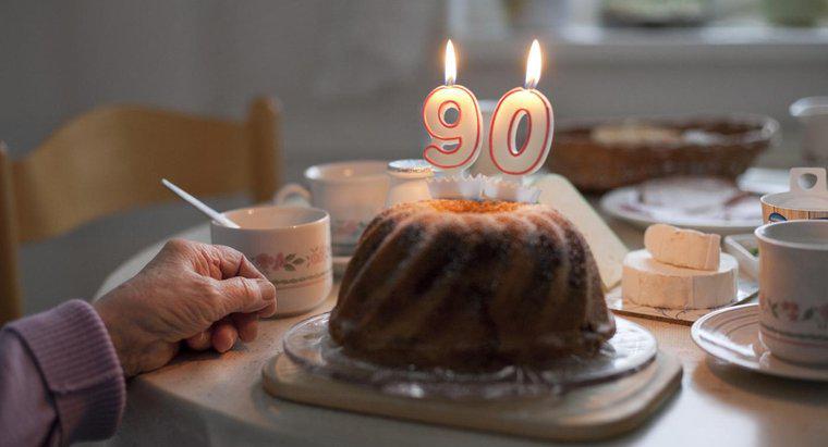 Care sunt unele cadouri bune pentru un 90 de ani?