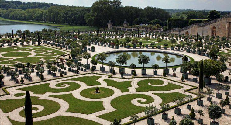 Ce fel de grădină are Palatul Versailles?