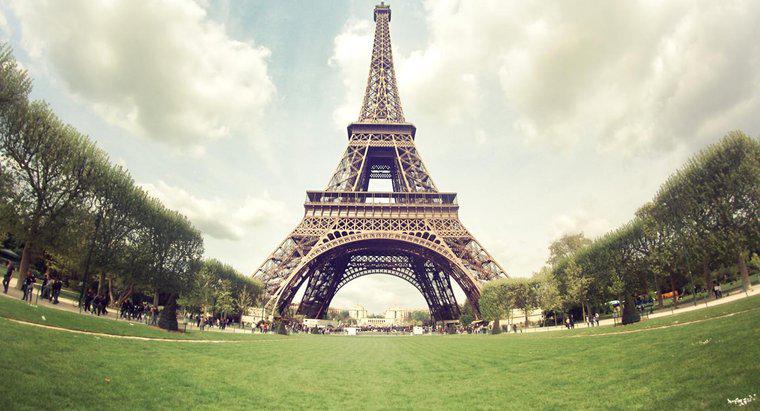 Câți oameni vizitează Turnul Eiffel în fiecare an?