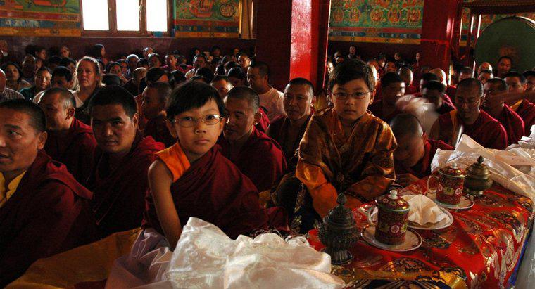 Care sunt tradițiile moderne de zi ale budismului?