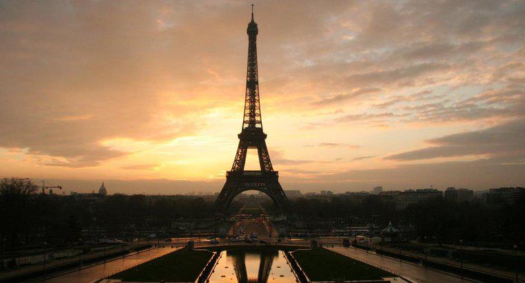 Ce materiale au fost folosite pentru a construi Turnul Eiffel?