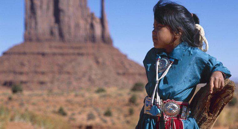 Care este rezumatul legendei originii Navajo?