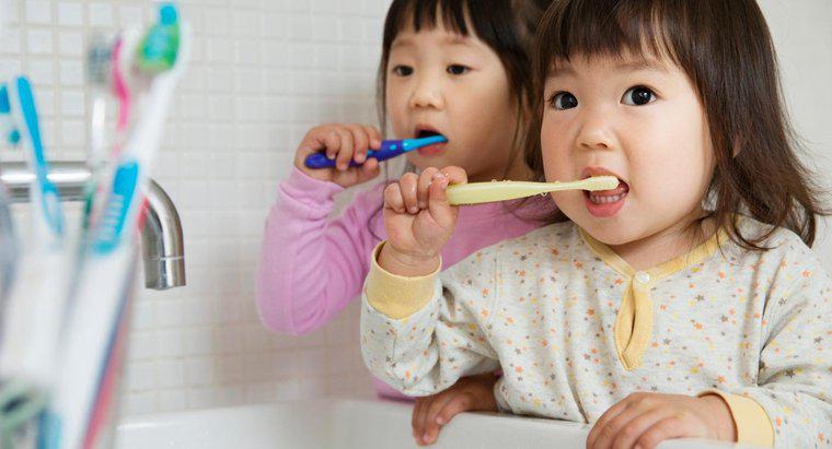 Câte ori într-o zi oamenii își perie dinții?