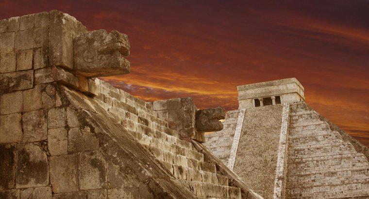 Care au fost unele realizări majore ale civilizațiilor aztece și maya?