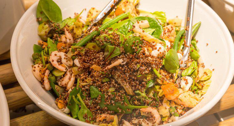 Retete de Craciun Side Dish: Salata Quinoa cu creveti si spanac