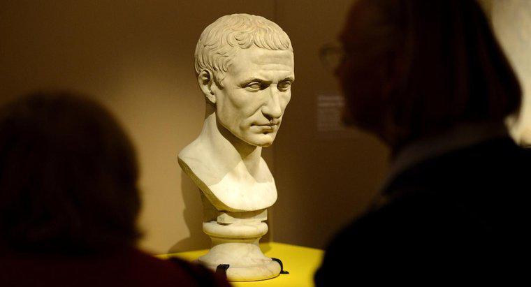 Ce spune Caesar lui Mark Antony să facă Calpurnia?