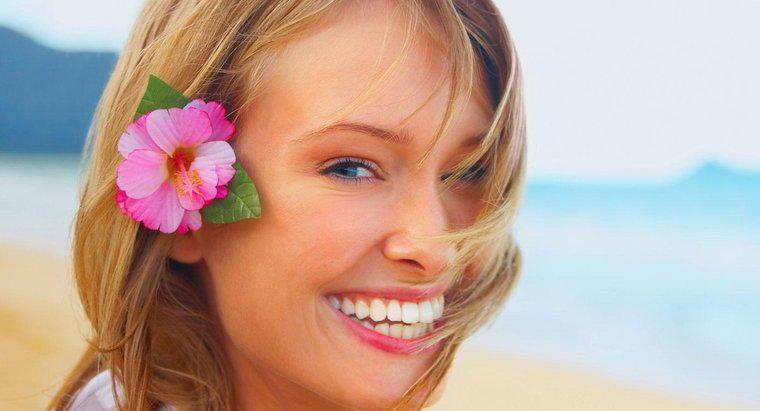 Care parte ar trebui o femeie să poarte o floare hawaiană în părul ei?