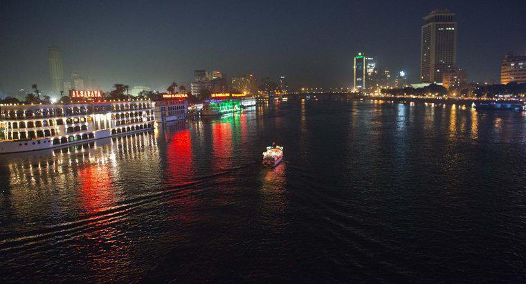 Care sunt orașele și orașele de-a lungul râului Nil?