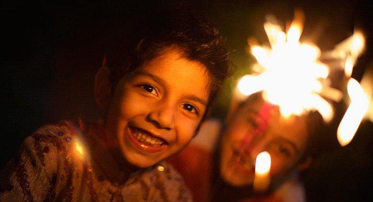 Cum sarbatoresc oamenii Diwali?