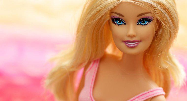 Ce materiale sunt făcute de papusile Barbie?