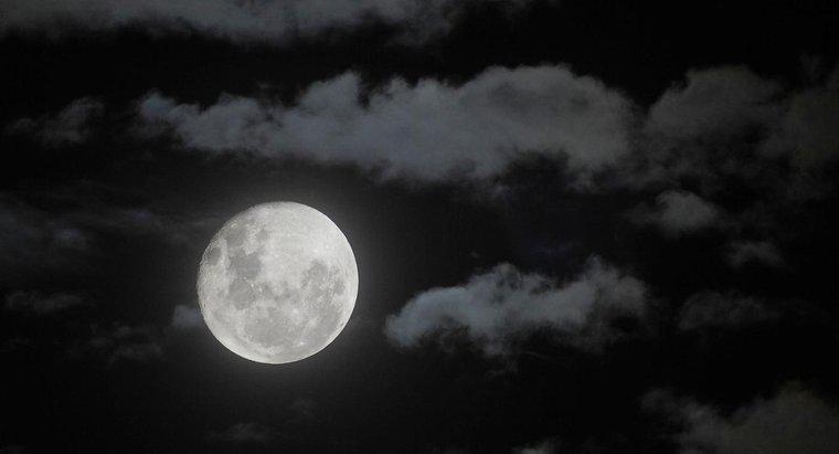 Cât durează Luna să se rotească pe axa sa?