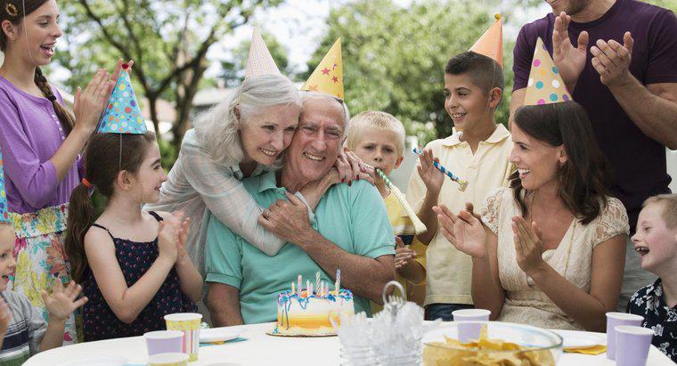 Care sunt temele distractive pentru o petrecere de 65 de ani de naștere?